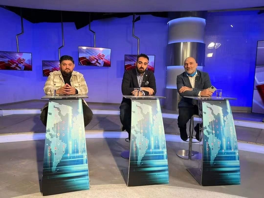 Ioan Caraian alături de doi participanți într-un studio de televiziune