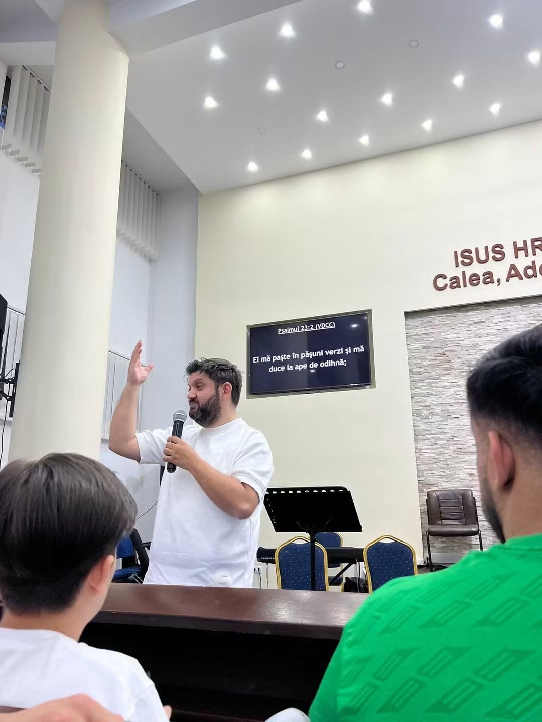 Ioan Caraian vorbind la microfon în fața tinerilor