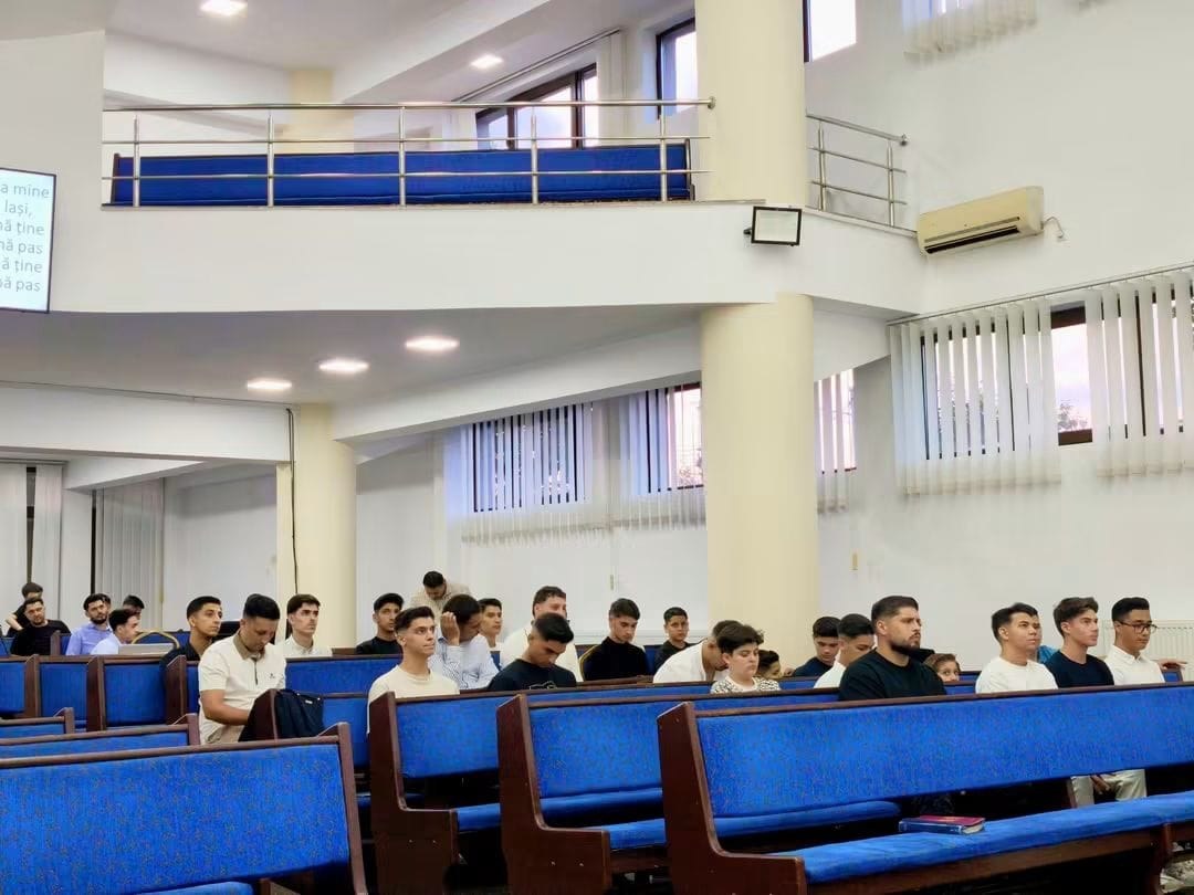 Tineri participanți la o întâlnire în comunitate